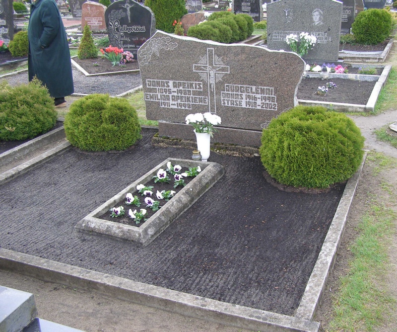 Jono ir Stasės Jurgelėnų kapas senosiose Anykščių kapinėse, 2011 m.