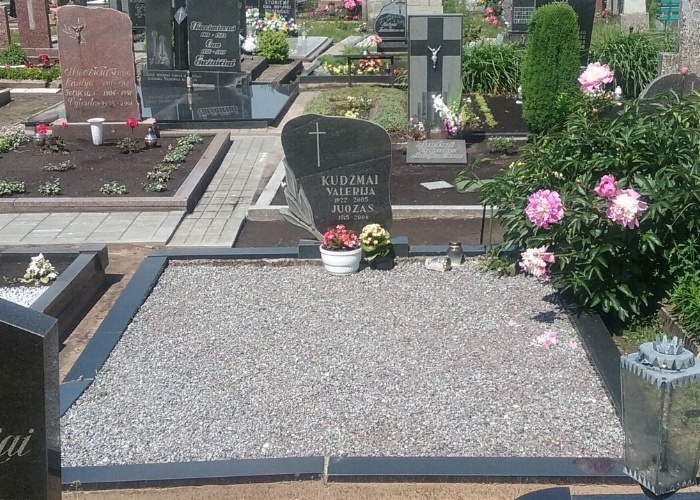 Valerijos ir Juozo Kudžmų kapas Tytuvėnų kapinėse, 2017 m.