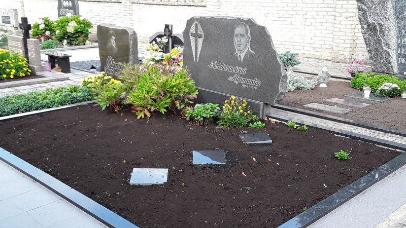 Algimanto ir Valerijos Kvedaravičių kapas Joniškės kapinėse, 2018 m.
