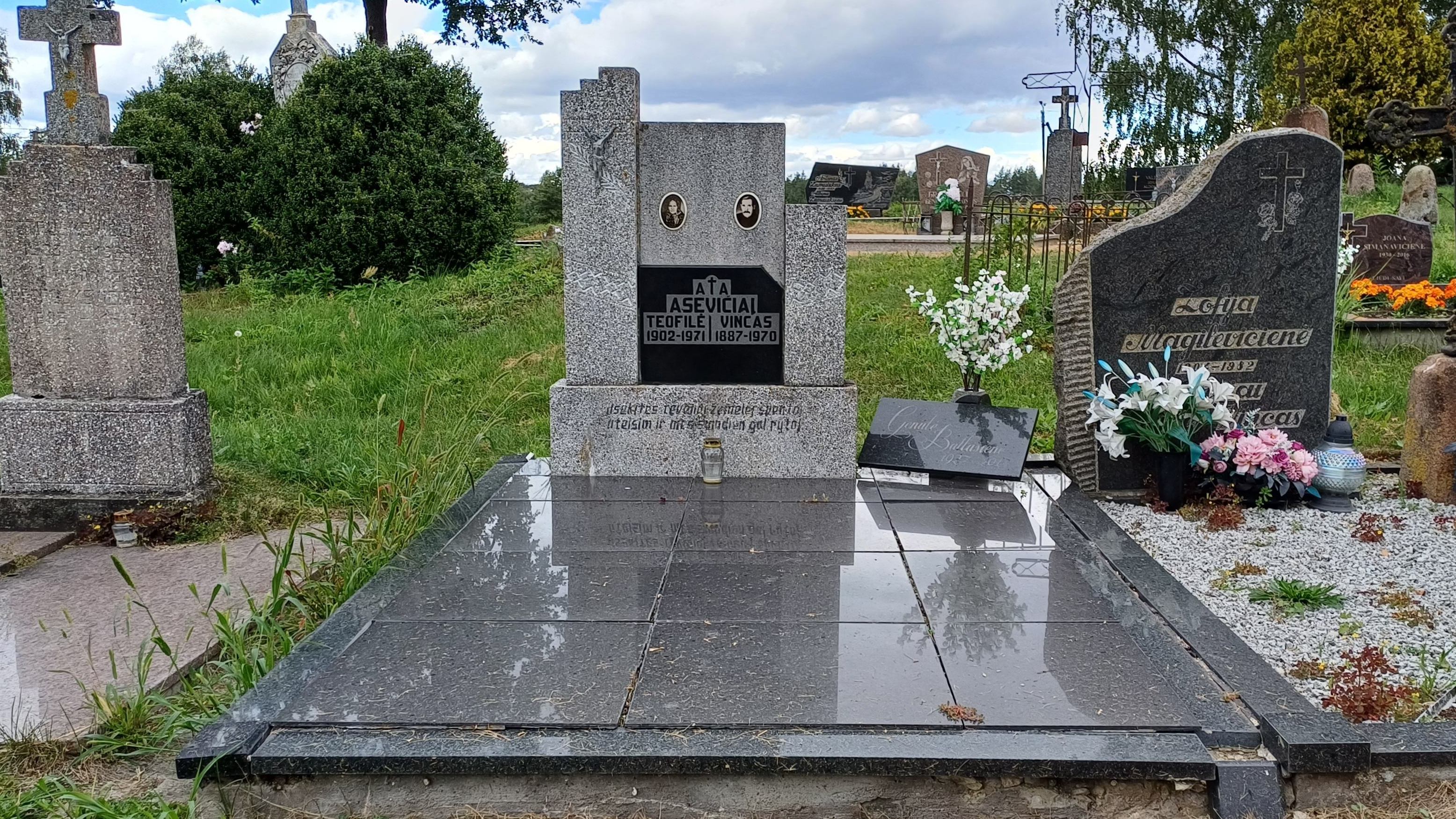 Eugenijos Baltušienės ir jos tėvų kapas Lazdijų kapinėse, 2025 m. (fot. S. Žilionis)