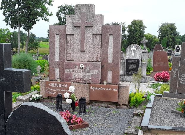 Cibavičių šeimos kapas Utenos m. senosiose kapinėse.