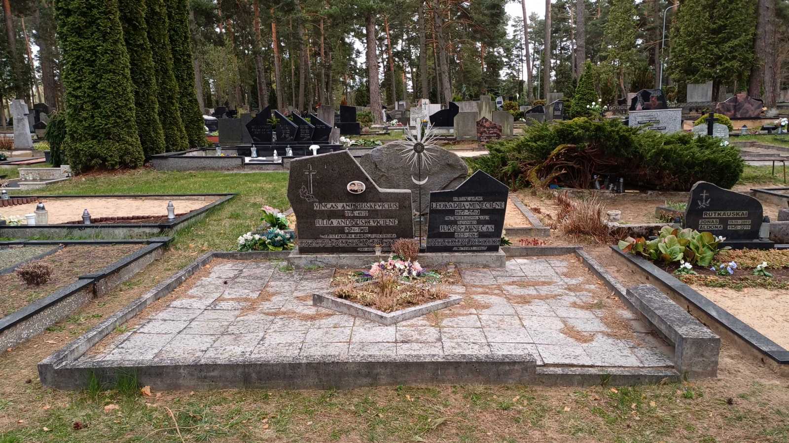 Leokadijos ir Jurgio Minecų kapas Neveronių kapinėse, 2026 m. (fot. S. Žilionis)