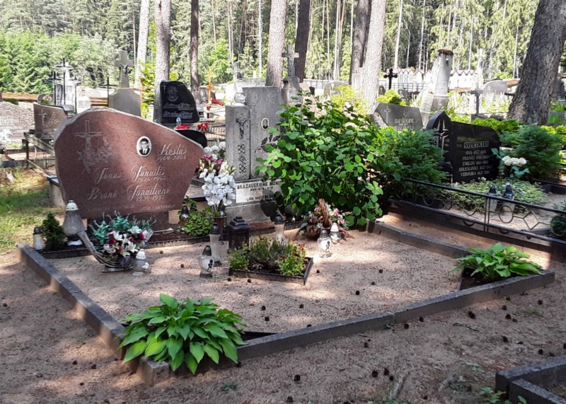Jonaičių šeimos kapas Utenos sav. Vyžuonų kapinėse, 2021 m.