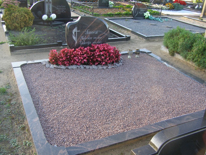 Valerijos ir Mykolo Tavorų kapas Rokiškio Kalneliškių kapinėse, 2011 m.