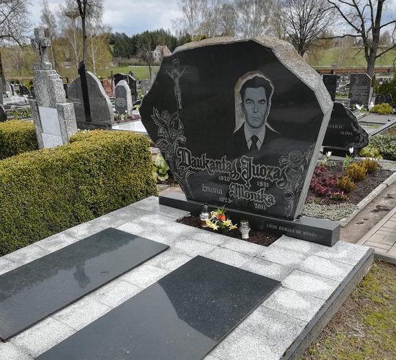 Juozo ir Monikos Daukantų kapas Raseinių kapinėse