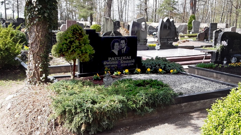 Petro ir Danutės Paulikų kapas Laugalių kapinėse, 2018 m.