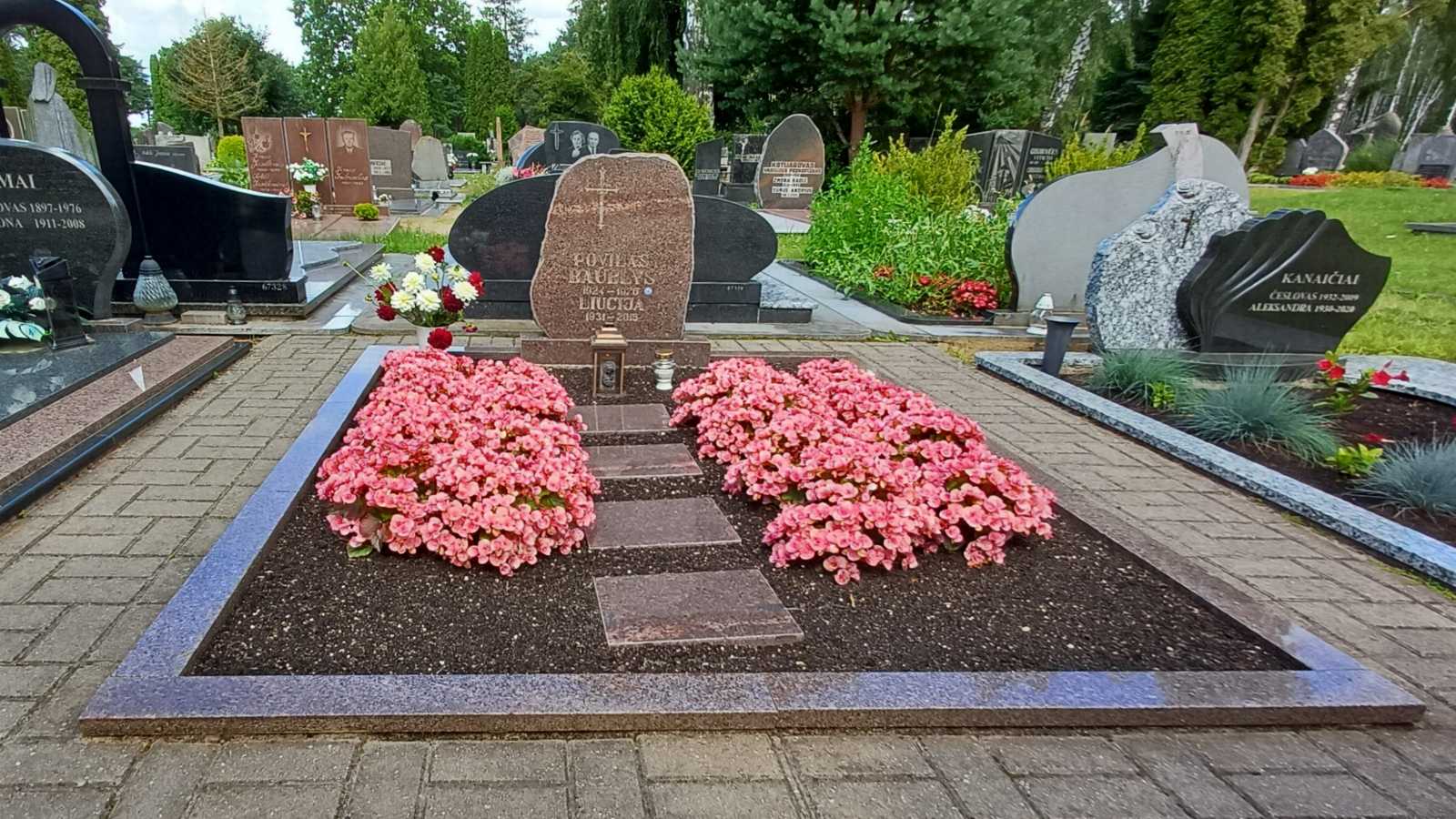 Povilo ir Liucijos Baublių kapas Radviliškio kapinėse, 2025 m. (fot. S. Žilionis)