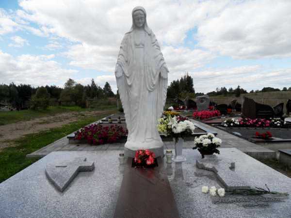 Alberto Pūko kapas Traupio kapinėse su jo paties lipdyta Madonos skulptūra.
