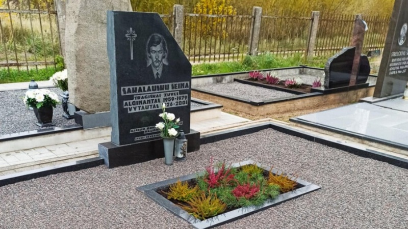 Algimanto ir Vytauto Sakalauskų kapas Kristaus Karaliaus katedros kapinėse, 2022 m.